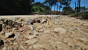 'Cạm bẫy' giăng khắp lối đi trên tuyến đường vào bản biên giới ở Hà Tĩnh