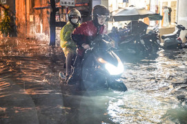 Mưa lớn, nhiều tuyến phố Hà Nội biến thành sông, xe chết máy la liệt