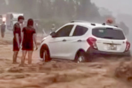 Nước lũ cuồn cuộn trên quốc lộ ở Hoà Bình, cuốn trôi xe máy, nhiều ô tô mắc kẹt