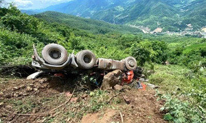 Tin tai nạn giao thông mới nhất ngày 25/8: Xe đầu kéo lao xuống vực sâu hơn 100m