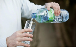 Người uống nước đun sôi và uống nước đóng chai thường xuyên, ai khỏe mạnh hơn?