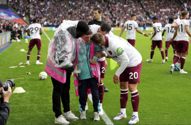 Tiền vệ West Ham cứu cậu bé nhặt bóng khỏi tai nạn nguy hiểm