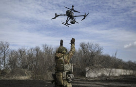 Khoảnh khắc UAV Nga tấn công xe bọc thép Ukraine tại khu vực Kursk