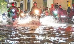Tin nóng 24h qua: Nước lũ cuồn cuộn trên quốc lộ ở Hòa Bình