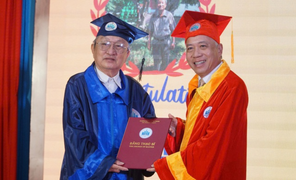 Cụ ông 74 tuổi nhận bằng thạc sĩ kinh tế