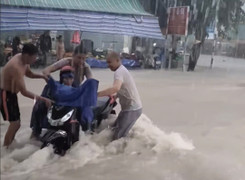 Bình Dương: Nước ngập mênh mông sau mưa lớn, cuốn trôi đồ đạc, ô tô, xe máy 