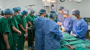 Chàng trai 32 tuổi 'tái sinh' 6 cuộc đời