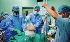 Những khoảnh khắc xúc động trong ca phẫu thuật lấy-ghép tạng hồi sinh 6 cuộc đời