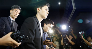 Báo quốc tế sốc với cách người Hàn Quốc đòi đuổi Suga khỏi nhóm BTS