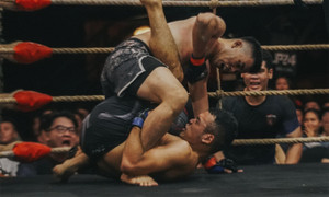 Biểu diễn bất thành, võ sĩ phơi mặt hứng trọn 21 đòn