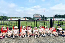 Đội hình 'búp măng non' chụp ảnh trước Lăng Bác gây sốt mạng vì quá đáng yêu