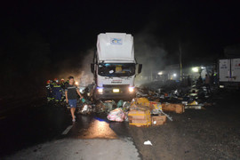 Xe tải bốc cháy trong đêm, thiêu rụi hàng trăm chiếc lồng đèn Trung thu