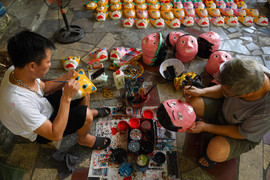 Tất bật sản xuất hàng nghìn mặt nạ giấy bồi cho Tết Trung thu