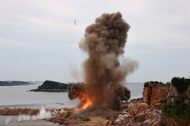 Chủ tịch Triều Tiên Kim Jong-un giám sát thử nghiệm rocket đa nòng