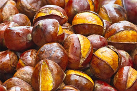 Mua hạt dẻ chớ tham hạt to, làm cách này sẽ chọn được hạt ngọt, bùi, không sượng