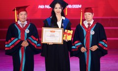 Showbiz 29/8: Á hậu Trịnh Thùy Linh nhận bằng tốt nghiệp thủ khoa