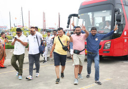 Hơn 1.000 du khách trong đoàn của tỷ phú Ấn Độ đến Hạ Long