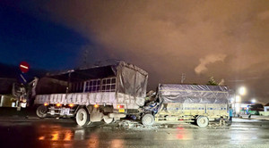 Tông vào xe tải đậu trên đường, tài xế tử vong trong cabin 