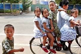 22 năm sau ca sinh 5 kỷ lục, người mẹ khóc nói giá như không mang thai