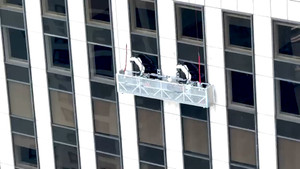 Robot chuyên lau kính những toà nhà chọc trời 