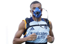 Giải mã bức ảnh Mbappe đeo mặt nạ như thợ lặn trên sân tập