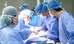 Mẹ hiến thận cứu con trai 24 tuổi