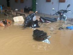 Mưa tầm tã suốt đêm, TP Lào Cai có nơi ngập sâu gần 1m