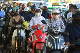 Đội nắng về quê sớm, người dân vẫn 'dính' tắc đường ngày lễ