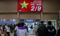 Về quê nghỉ lễ 2/9, người dân TP.HCM đổ dồn đông đúc đến bến phà, sân bay