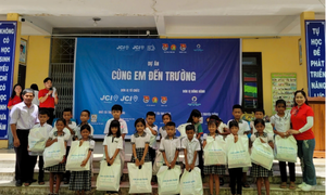 Những món quà đặc biệt dành tặng học sinh huyện A Lưới