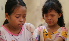 Bố mất do tai nạn, mẹ bỏ đi, 2 con nhỏ bơ vơ trong căn nhà cũ kỹ