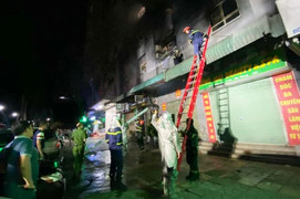 Căn hộ chung cư ở Hà Nội bốc cháy trong đêm, 4 người mắc kẹt được giải cứu