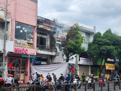 Cháy nhà sáng sớm ở TP.HCM, người dân thoát nạn qua ban công