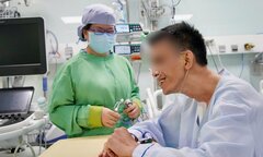 Bệnh nhân được ghép tim của chàng trai Hà Nội đã tự ăn cháo, trò chuyện vui vẻ