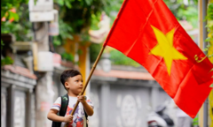 Từ đường lớn đến ngõ nhỏ Hà Nội đỏ thắm sắc cờ Tổ quốc thiêng liêng