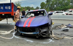 Siêu xe Maserati lộn nhiều vòng trên đường, 2 người thoát chết