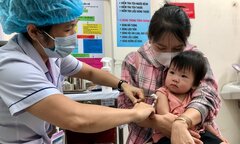 Dịch bùng phát, TP.HCM đồng loạt tiêm vaccine sởi cho trẻ