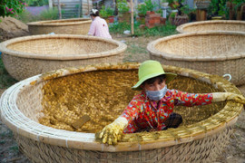 Về Phú Yên mục sở thị ‘tuyệt chiêu’ chống thấm cho thuyền thúng của ngư dân