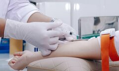 Lở loét cơ thể, nhập viện cấp cứu do 'tự làm bác sĩ' tại nhà