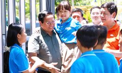 Thủ tướng Phạm Minh Chính đến thăm các em nhỏ trường Hy vọng Đà Nẵng