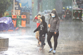 Người dân TP.HCM dầm mưa, đội nắng đi chơi lễ 2/9