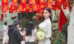 Thiếu nữ diện áo dài, chụp ảnh cùng cờ Tổ quốc ở con ngõ nổi tiếng Hà Nội
