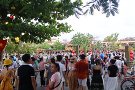 Phố cổ Hội An ken đặc du khách dịp lễ 2/9