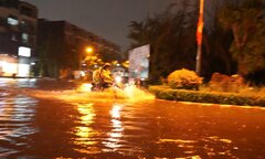 Mưa như trút nước suốt nhiều giờ, đường phố ở TP.HCM biến thành sông