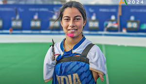 Nữ cung thủ Paralympic bắn loạt điểm 10 bằng chân