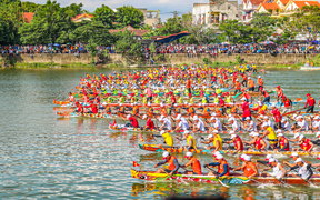 Vạn người đội nắng dự lễ hội đua thuyền trên sông Kiến Giang mừng Tết Độc lập