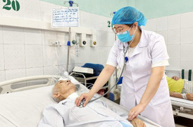 Cụ ông ngừng tim, ngừng thở trên đường đến bệnh viện