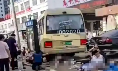 Trung Quốc: Xe buýt đâm học sinh trước cổng trường, 11 người thiệt mạng