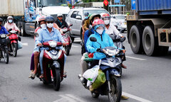 Cận cảnh người, xe đổ dồn về cửa ngõ Đông, Tây TP.HCM 
