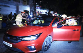 Ô tô 5 chỗ chở 8 người ‘thông chốt’ cảnh sát giao thông, trên xe có ma túy